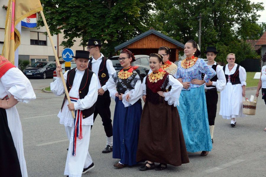 svibovec_proslava_folklor_2.jpg