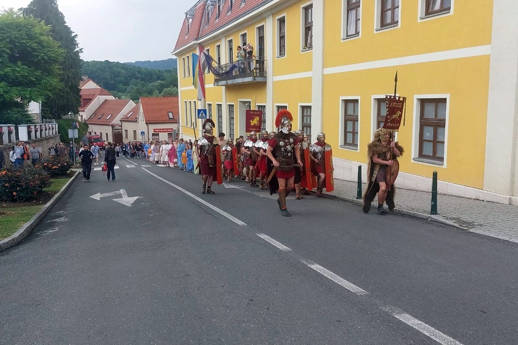 aquafest_varazdinske_toplice_povorka_rimljana_03062023_1.jpg