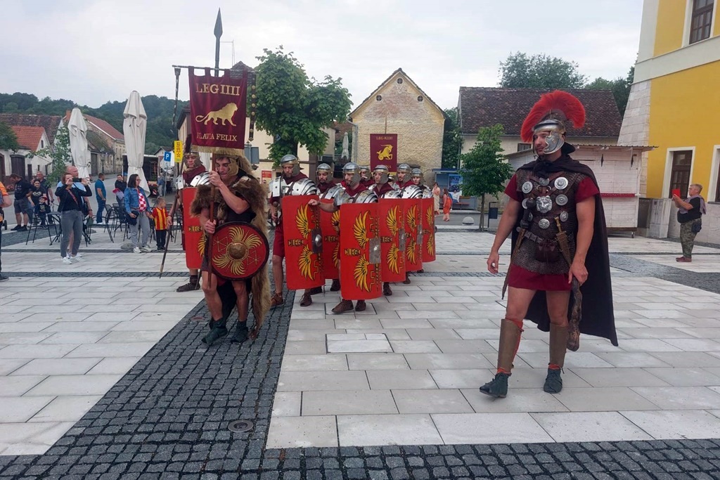 aquafest_varazdinske_toplice_povorka_rimljana_03062023_19.jpg