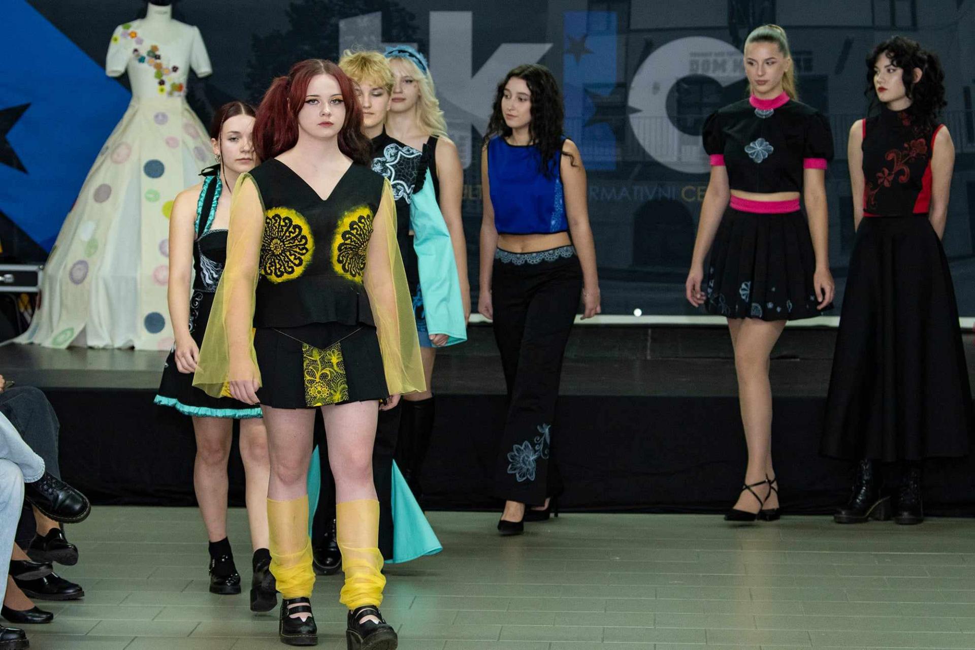 Revija_proizvoda_ucenika_na_Medunarodnom_festivalu_cipke_u_Lepoglavi.jpg