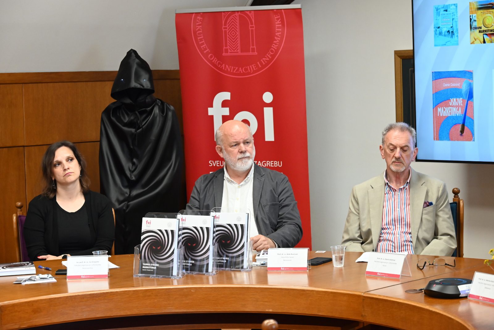 FOI_Tamna_strana_marketinga_04062025_Recenzenti.jpg