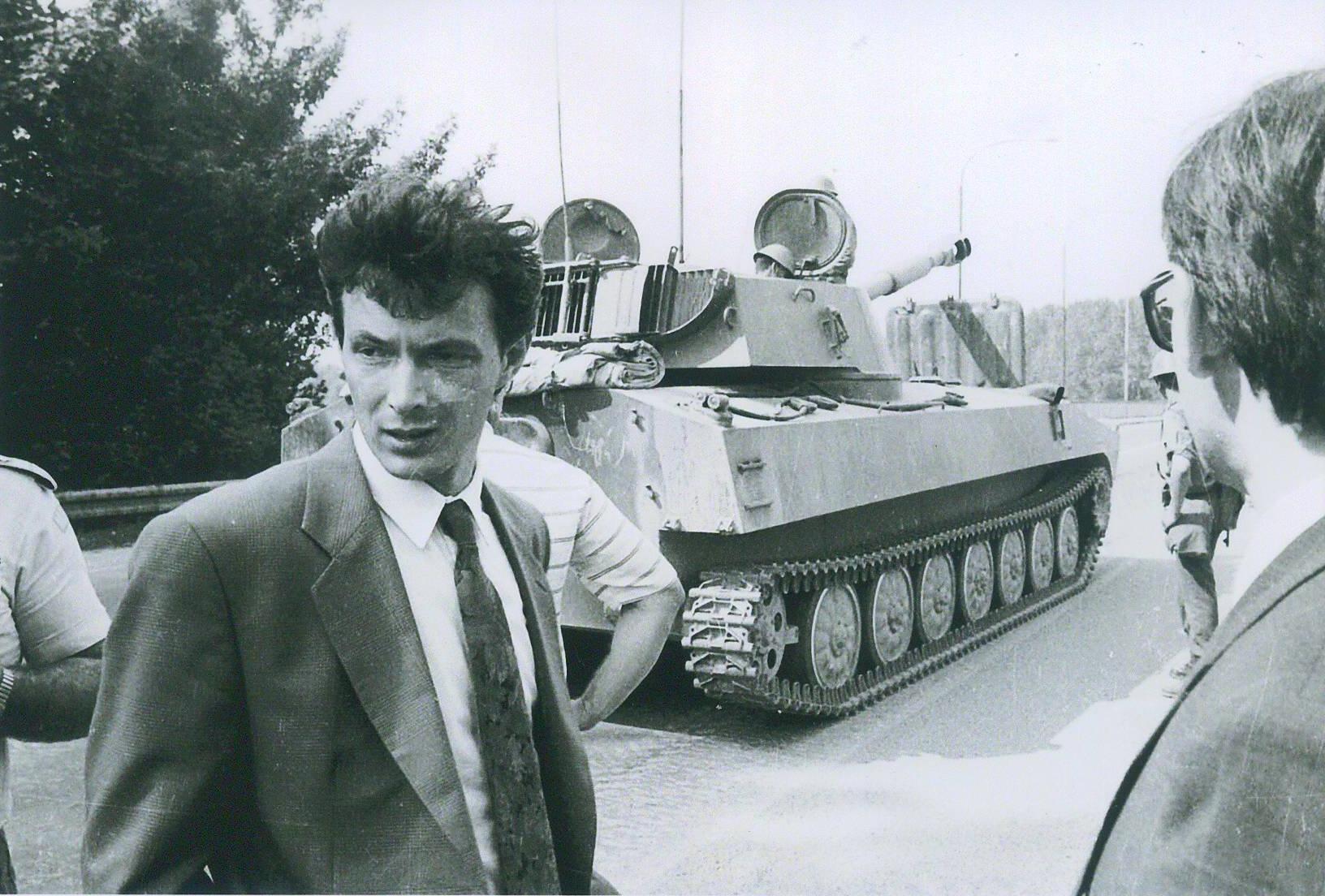 stjepan_adanic_Dravski_most_27.06._1991._tenkovi_JNA.jpg