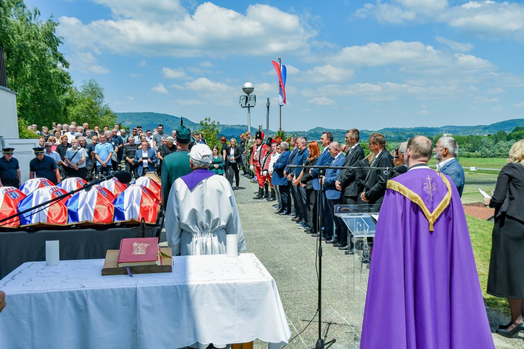 Pokop_posmrtnih_ostataka_36_zrtava_Mozdenec_26.jpg