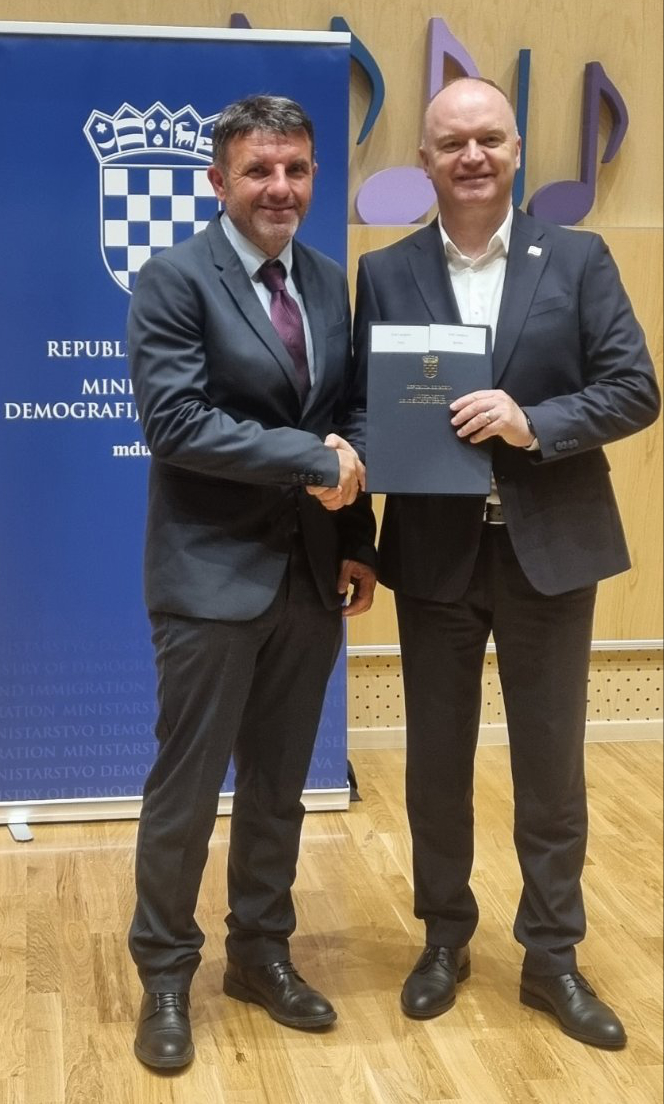 dv_visnjica_oprema_ugovor_02.jpg