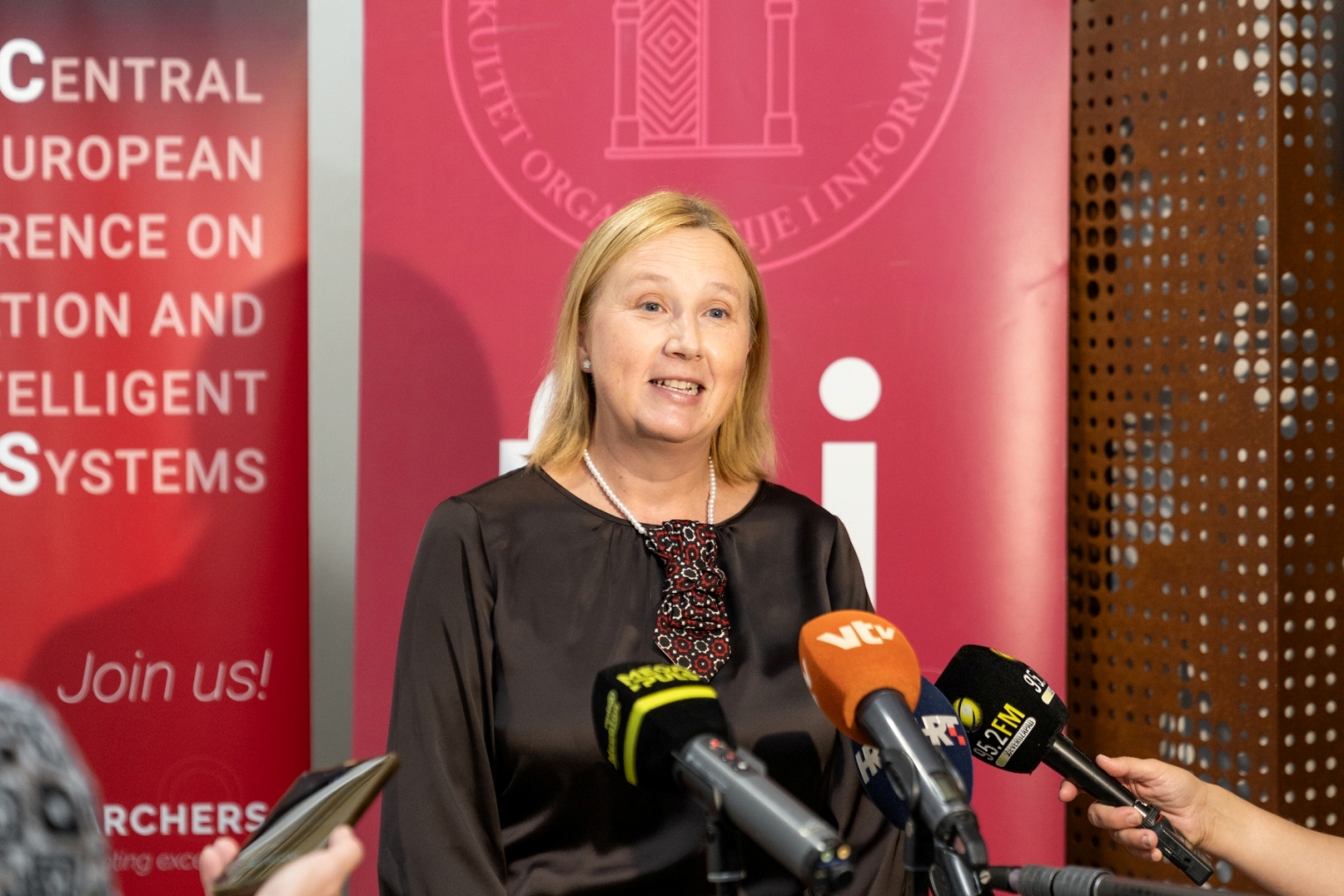 Dekanica_FOI-ja_prof._dr._sc._Marina_Klacmer_Calopa.jpg