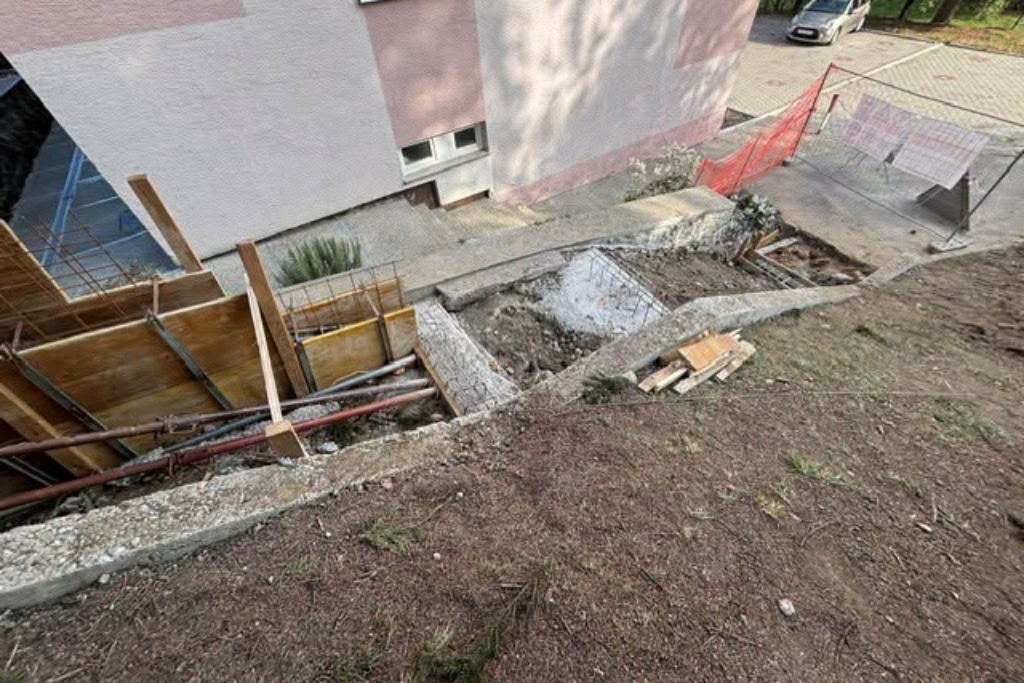 Varazdinske_Toplice_obnova_vanjskog_stubista_u_Perivoju_Marije_Ruzicke_Strozzi_23102026_3.jpg
